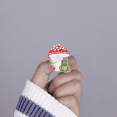 Pins de dibujos animados de rana hongo lindo